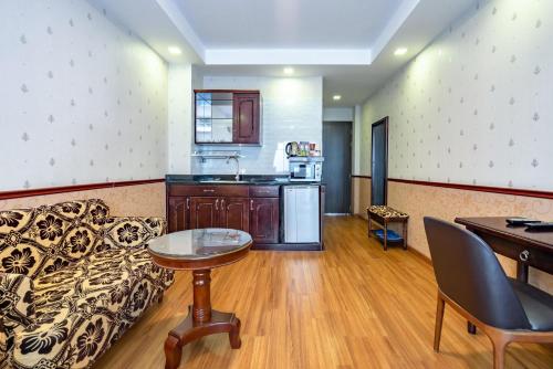 Kuchyň nebo kuchyňský kout v ubytování Collection O Emerald Luxury Apartment - Near SECC