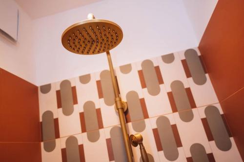 une lampe au sol dans une pièce avec un mur dans l'établissement Le Terra Rosa - Un séjour tout en douceur - WIFI, à Châteauroux