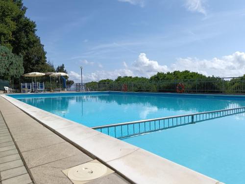 una gran piscina con agua azul en La Rosa dei Venti, en Bergeggi