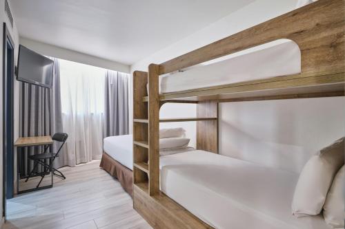 Una cama o camas en una habitación de Exe Prisma