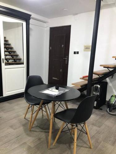 a table and chairs in a room with wine bottles at Studio Cheraga center in Cheraga
