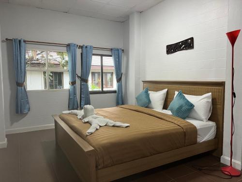 En eller flere senge i et værelse på Villas Chalitaa วิลล่าชาลิตา