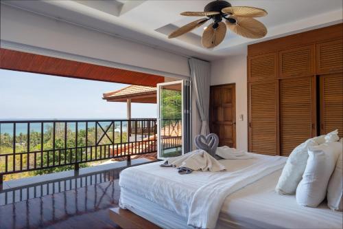 Un dormitorio con una cama y un balcón. en Amazing Seaview Villa Serena 4 Bedrooms, en Ko Lanta