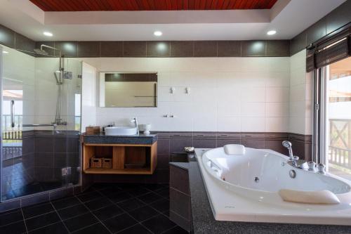 Un baño grande con bañera y lavabo. en Amazing Seaview Villa Serena 4 Bedrooms, en Ko Lanta