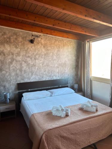 sypialnia z dużym łóżkiem i ręcznikami na nim w obiekcie City Loft w mieście Marsala