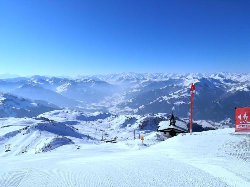 a ski slope with a building on a snowy mountain at Apartments Golfweg in Kitzbühel