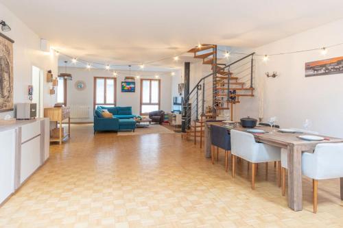 une cuisine et un salon avec une table et des chaises dans l'établissement Grand Loft - Hypercentre - 7 pers, au Havre