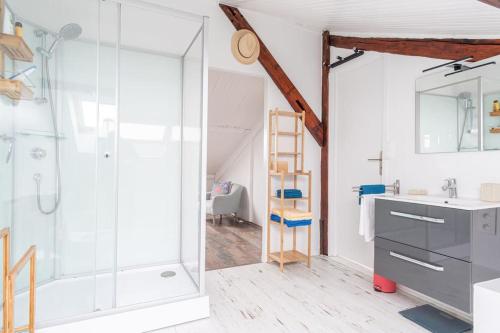 une salle de bain avec douche et lavabo dans l'établissement Grand Loft - Hypercentre - 7 pers, au Havre