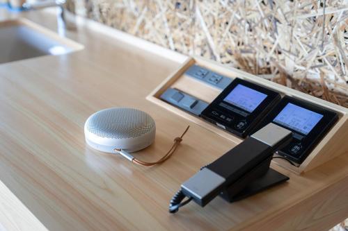 a speaker and a microphone on a table at シーサイド佐竹 in Kyotango