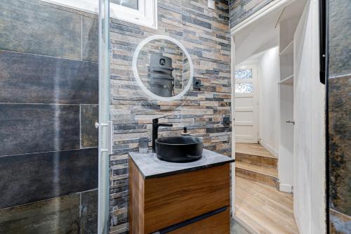 une salle de bain avec un lavabo et un miroir dans l'établissement Valrose - Wifi, AC, 2 pers, hyper centre, à Nice