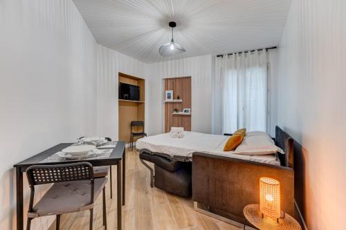 une pièce avec un lit et une table dedans dans l'établissement Valrose - Wifi, AC, 2 pers, hyper centre, à Nice