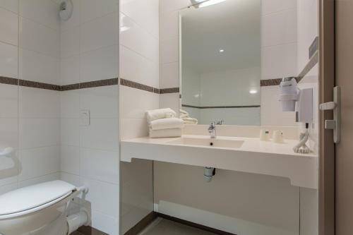 Bilik mandi di Ace Hôtel Le Mans