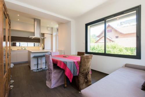 une cuisine et une salle à manger avec une table et une fenêtre dans l'établissement Belle villa savoyarde typique Lac 4 mn à pied, à Annecy