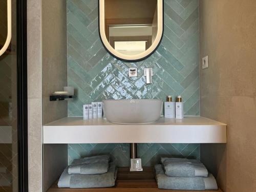 une salle de bain avec un lavabo et un miroir dans l'établissement Charmante maison face à la mer, à Sainte-Maxime