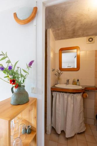 une salle de bain avec un lavabo et un miroir dans l'établissement Gite pratlong, à Saint-Pierre-des-Tripiers