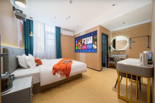 ein Hotelzimmer mit einem Bett und einem Waschbecken in der Unterkunft 广州雅舍国际公寓(中山大道东圃店) in Guangzhou