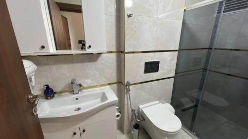 Ένα μπάνιο στο WHITE PEARL RESIDENCe
