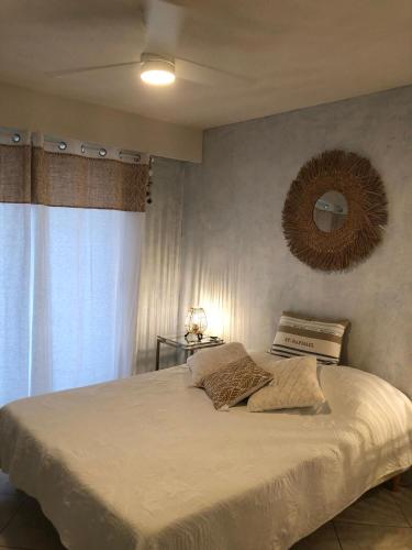 une chambre avec un grand lit avec un miroir au mur dans l'établissement Appartement Vue Mer 75 m2, à Saint-Raphaël