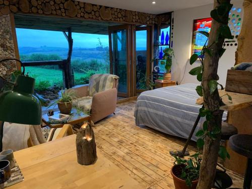 Una cama o camas en una habitación de Swiss Valley Cabin - WoodFired Hot Tub & Therapies