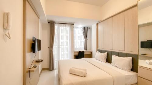 Ένα ή περισσότερα κρεβάτια σε δωμάτιο στο Simply Studio Room at Tokyo Riverside PIK 2 Apartment By Travelio