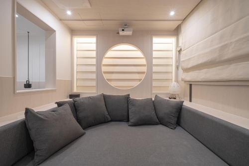 a living room with a couch and a mirror at Simdo Hotel&Spa Sillim by Aank in Seoul