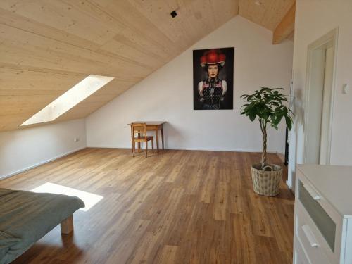 Fotografie z fotogalerie ubytování FeWo2 großräumige FeWo in Riegel am Kaiserstuhl über 2 Etagen, Galerie, Balkon v destinaci Riegel