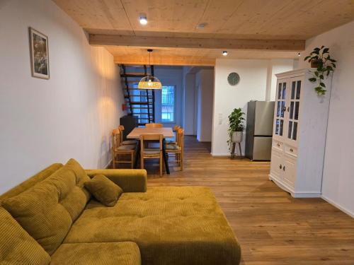 Posezení v ubytování FeWo2 großräumige FeWo in Riegel am Kaiserstuhl über 2 Etagen, Galerie, Balkon