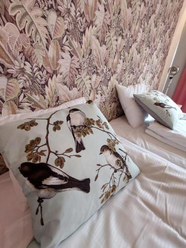 a pillow on a bed with a bird on it at Breanäs Hotell in Immeln