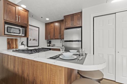 cocina con encimera blanca y fogones en GALLERIA 307-Studio home, en Park City