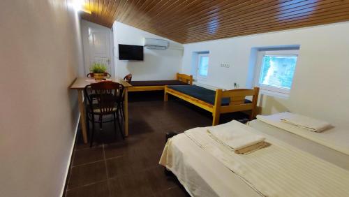 Postel nebo postele na pokoji v ubytování OKSZI Vendégház