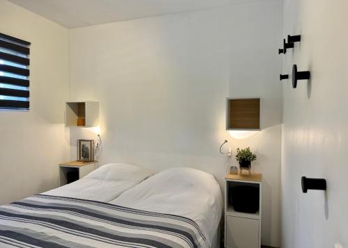 une chambre avec un lit et deux tables de nuit dans l'établissement Villa d'Arnaud, à La Garde-Freinet