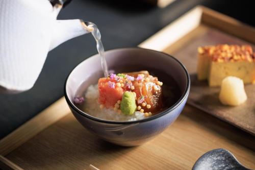 ホテルの敷地内または近くでの食事または食べ物