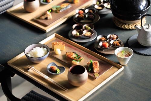 箱根町にあるKANAYA RESORT HAKONEのテーブルの上に食べ物の皿が置かれたテーブル