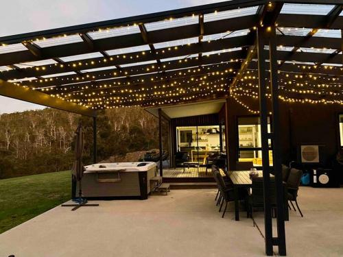 Imagen de la galería de Ocean views, spacious & private, hot hub, en Coningham