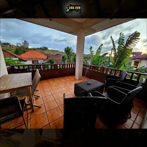d'une terrasse avec une table, des chaises, une table et des chaises. dans l'établissement GWK View Boutique Hotel and Residence, à Jimbaran