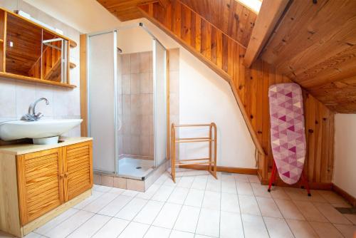 La salle de bains est pourvue d'une douche, d'un lavabo et d'une échelle. dans l'établissement Gîte Appartement 4/6 personnes, à Aumont-Aubrac