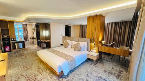 Postel nebo postele na pokoji v ubytování Grandia Hotel