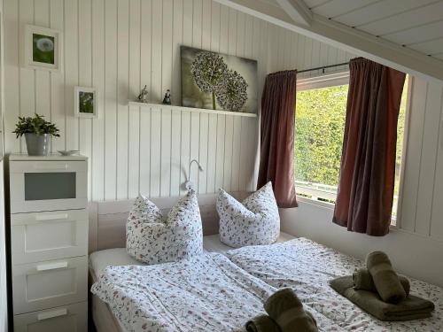 グリュックスブルクにあるFerienhaus Hein Mückのベッドルーム1室(枕付きのベッド1台、窓付)