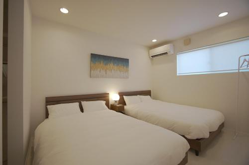 two beds sitting next to each other in a bedroom at INOVE VILLA Ritto in Ritto