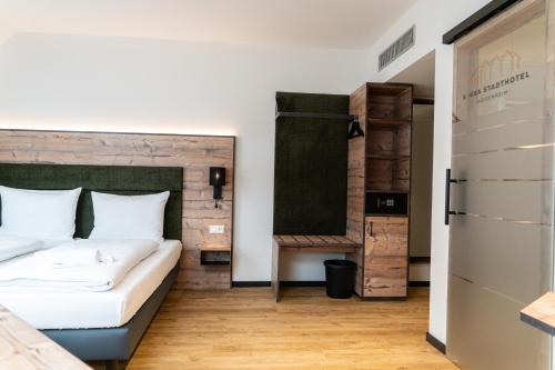 Ένα ή περισσότερα κρεβάτια σε δωμάτιο στο SEKRA Stadthotel