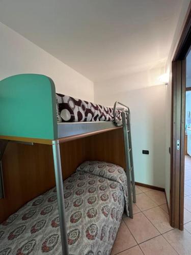 a bunk bed in a room with a bunk bedablishthritisthritisthritisthritisthritis at Casetta bella vista in Aviatico