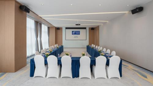 a conference room with a blue table and white chairs at Holiday Inn Express Chengdu Pidu by IHG in Chengdu