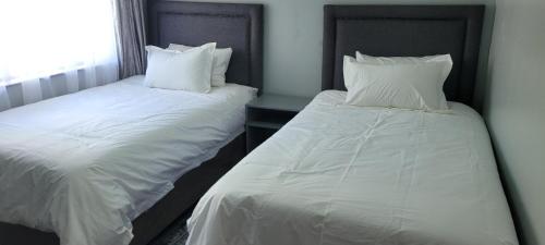 Giường trong phòng chung tại Barefoot