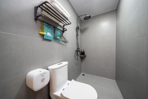 ein Badezimmer mit einer weißen Toilette und einem Waschbecken in der Unterkunft 广州雅舍国际公寓(中山大道东圃店) in Guangzhou