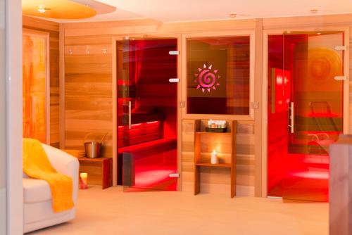 sala de estar con paredes rojas y sofá blanco en Ferienresidence Vital, en Schladming