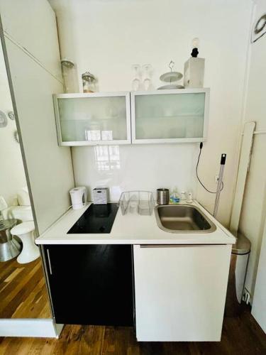 une petite cuisine avec un évier et un comptoir dans l'établissement Studio Gare du Nord Gare de l'Est, à Paris