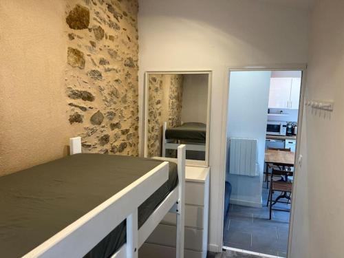 une chambre avec un lit et une porte donnant sur une pièce dans l'établissement Location Vendée Globe La Chaume, à Les Sables-dʼOlonne