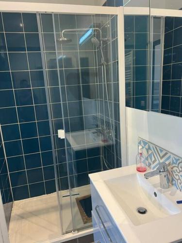 une salle de bain avec une douche en verre et un lavabo dans l'établissement Location Vendée Globe La Chaume, à Les Sables-dʼOlonne