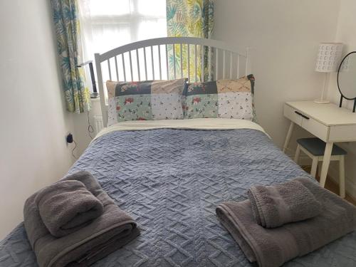 Katil atau katil-katil dalam bilik di Slough - Sleeps 3 - PetFriendly - Riverside - Bay