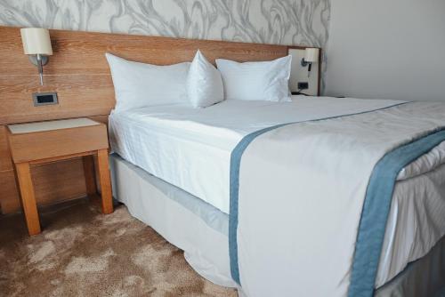 Postel nebo postele na pokoji v ubytování Iaki Conference & Spa Hotel